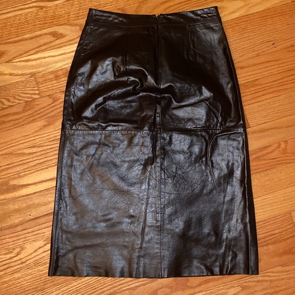 RARE✨Excellent Preworn Condition✨GAP Genuine Leather Skirt. Size 0. BLACK - Picture 3 of 10